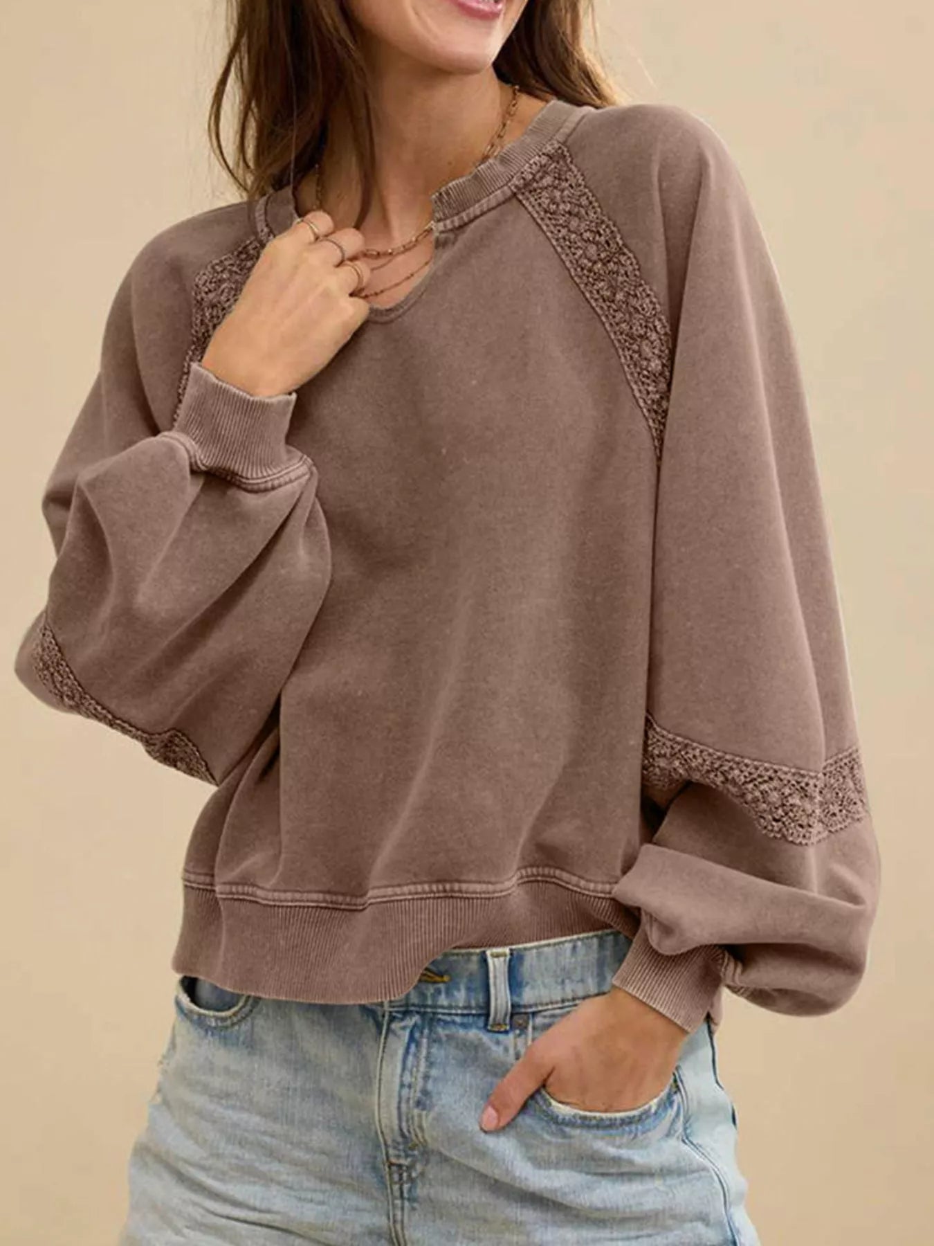 Dainora - Elegant Loose Long-Sleeve Sweatshirt with Lace Details