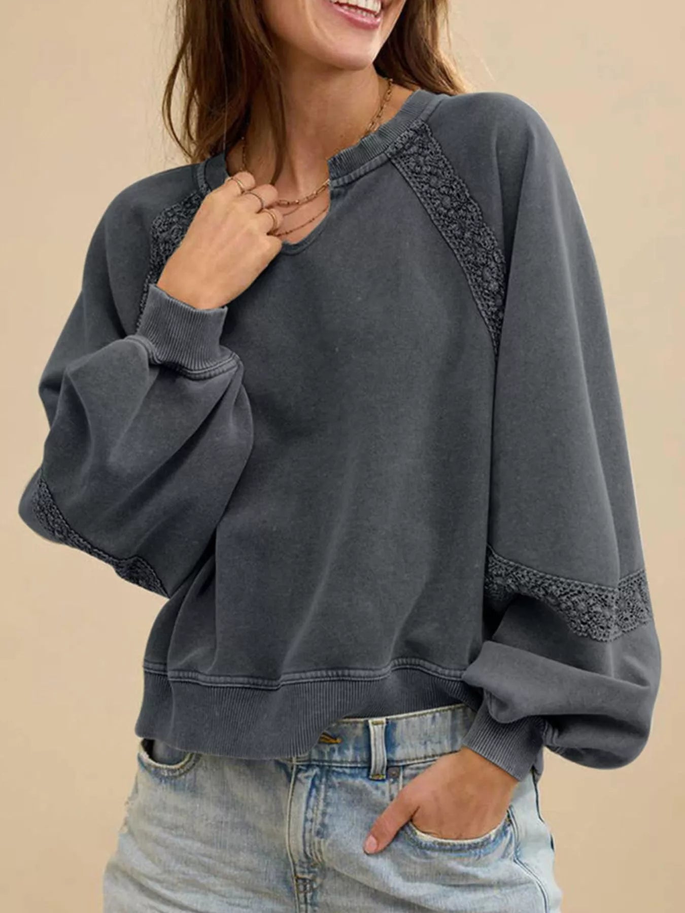 Dainora - Elegant Loose Long-Sleeve Sweatshirt with Lace Details
