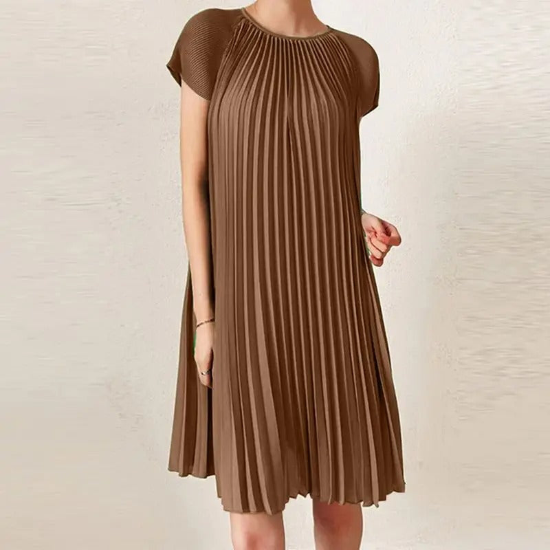 Braelyn - Elegant pleated midi dress with short sleeves and round neckline