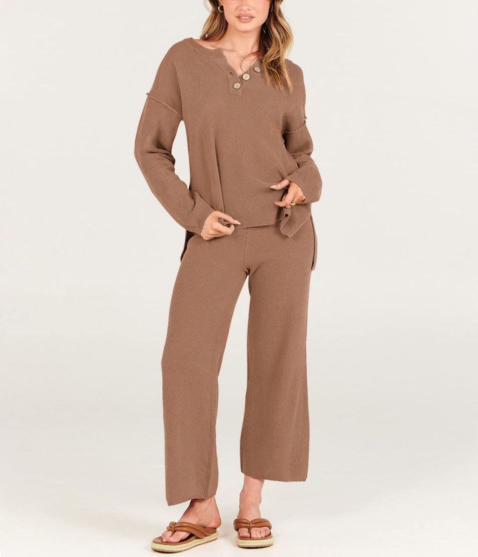 Lavina - Elegant V-neck buttoned jumper and trousers set