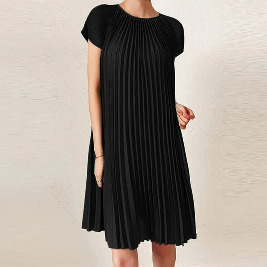 Braelyn - Elegant pleated midi dress with short sleeves and round neckline